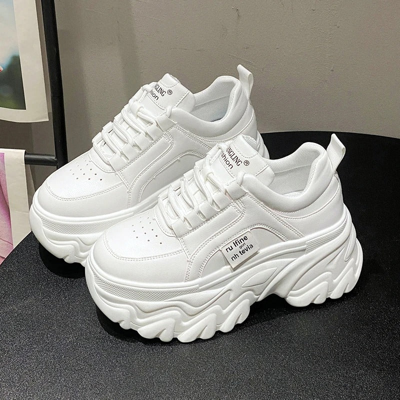 Sneakers plateforme femme, confort et style. Design audacieux, semelle épaisse.