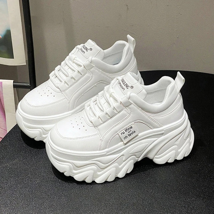 Sneakers plateforme femme, confort et style. Design audacieux, semelle épaisse.
