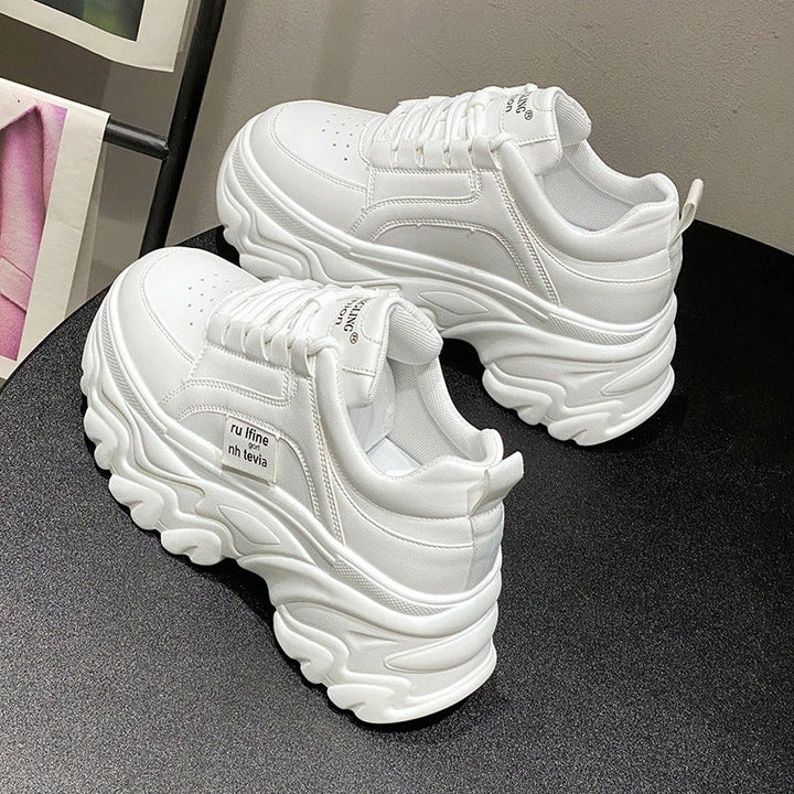 Sneakers plateforme femme, confort et style. Design audacieux, semelle épaisse.