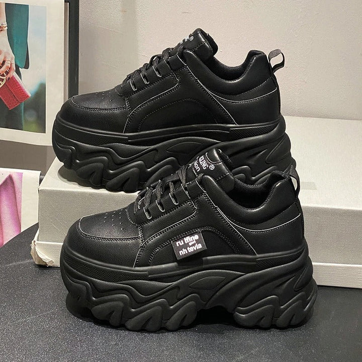 Sneakers plateforme femme, confort et style. Design audacieux, semelle épaisse.