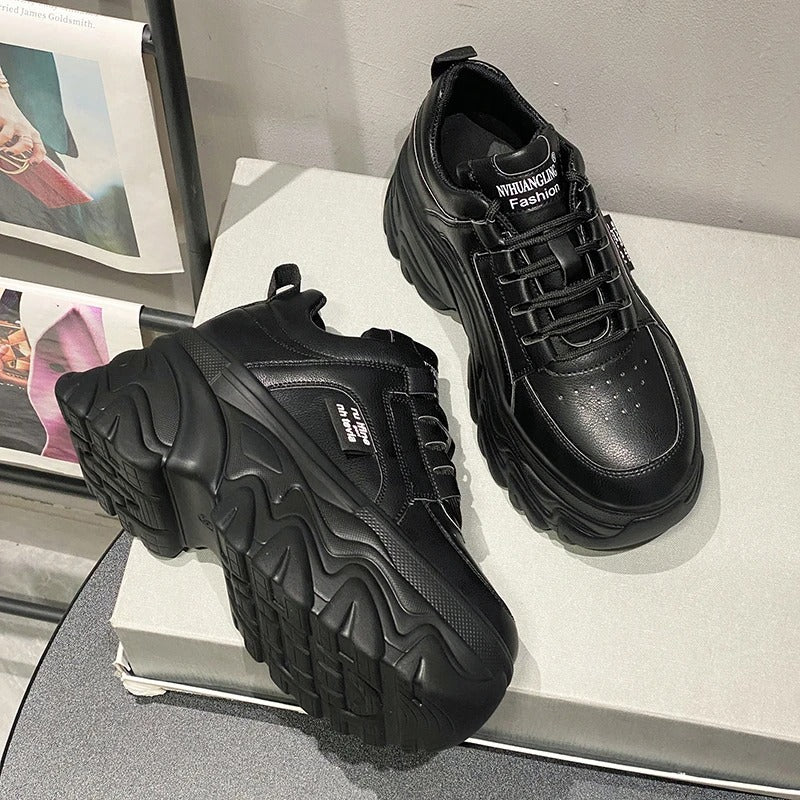 Sneakers plateforme femme, confort et style. Design audacieux, semelle épaisse.