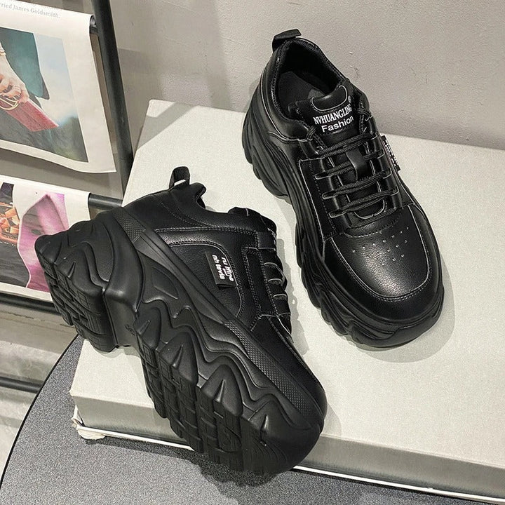 Sneakers plateforme femme, confort et style. Design audacieux, semelle épaisse.