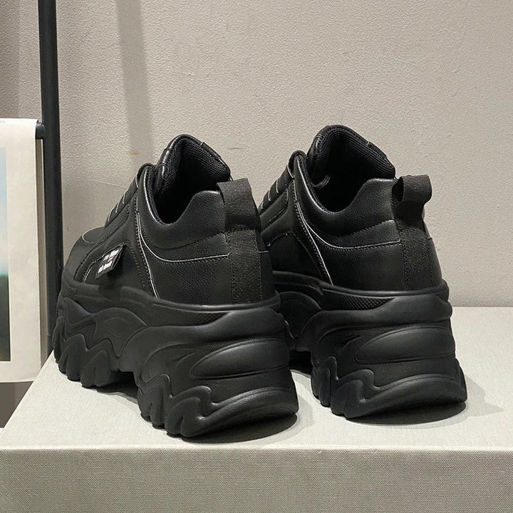Sneakers plateforme femme, confort et style. Design audacieux, semelle épaisse.
