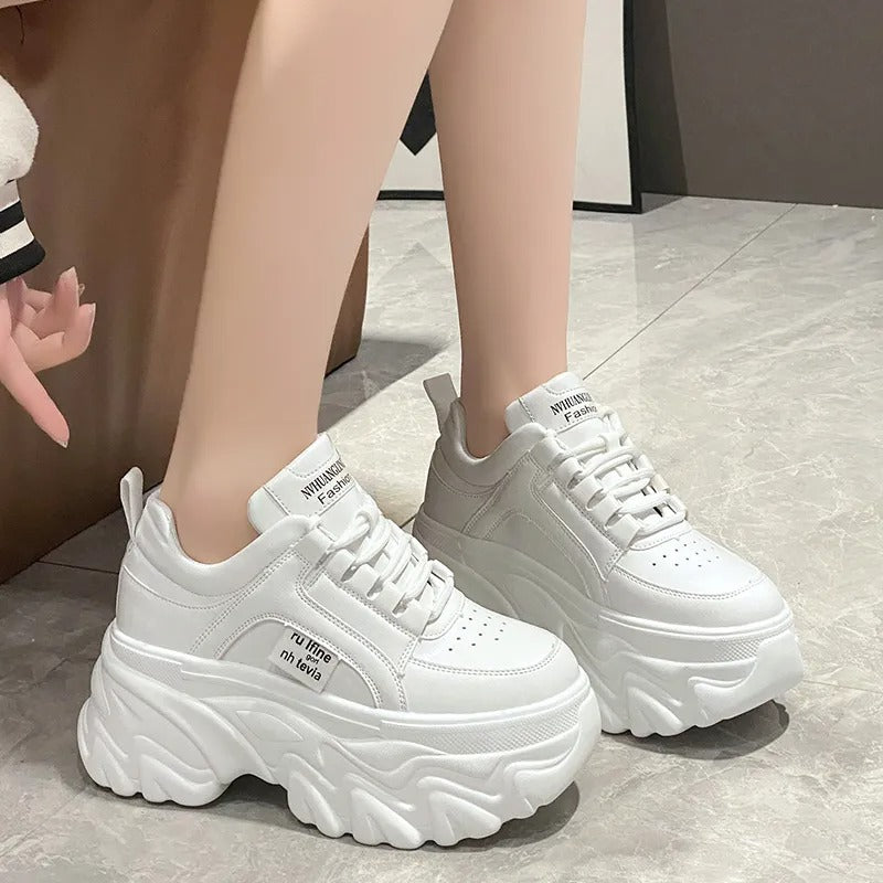 Sneakers plateforme femme, confort et style. Design audacieux, semelle épaisse.