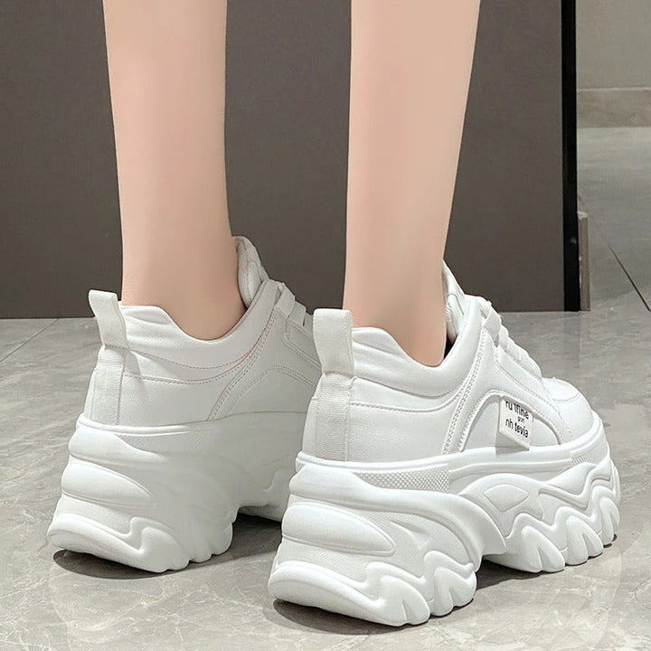 Sneakers plateforme femme, confort et style. Design audacieux, semelle épaisse.