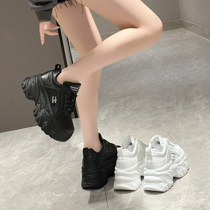 Sneakers plateforme femme, confort et style. Design audacieux, semelle épaisse.