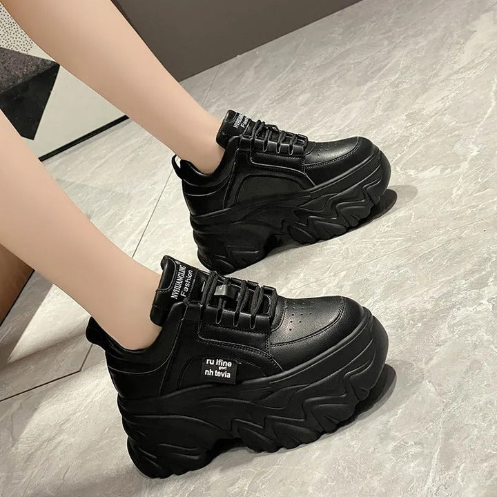 Sneakers plateforme femme, confort et style. Design audacieux, semelle épaisse.