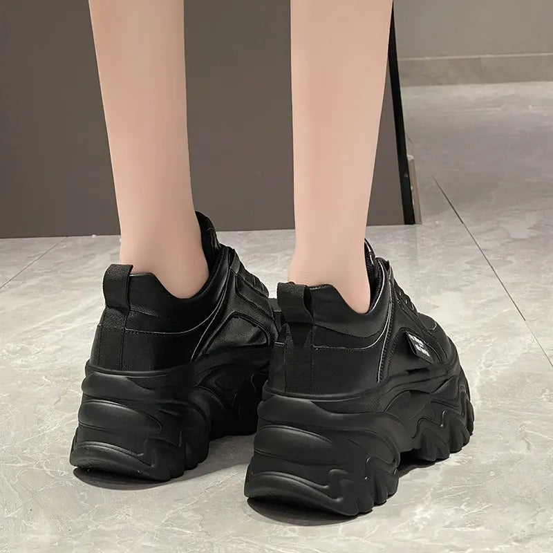 Sneakers plateforme femme, confort et style. Design audacieux, semelle épaisse.