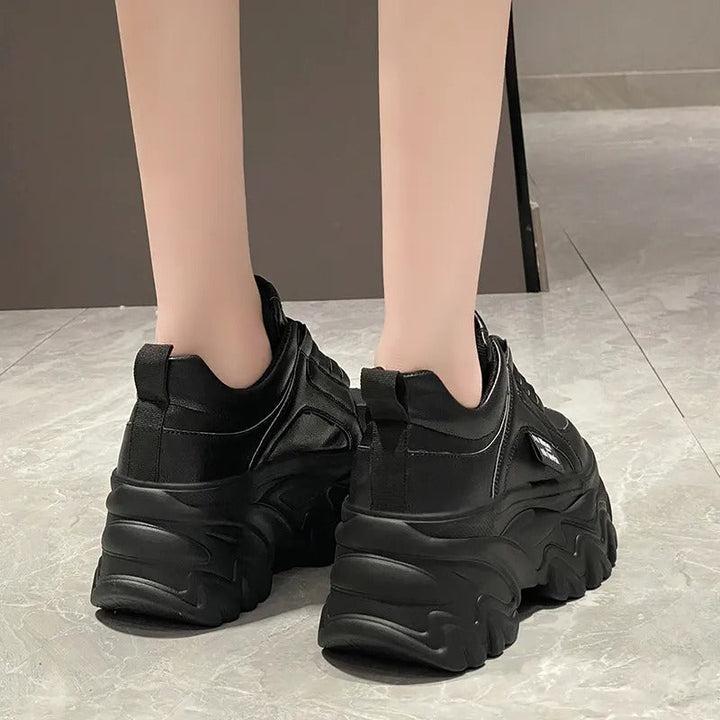 Sneakers plateforme femme, confort et style. Design audacieux, semelle épaisse.