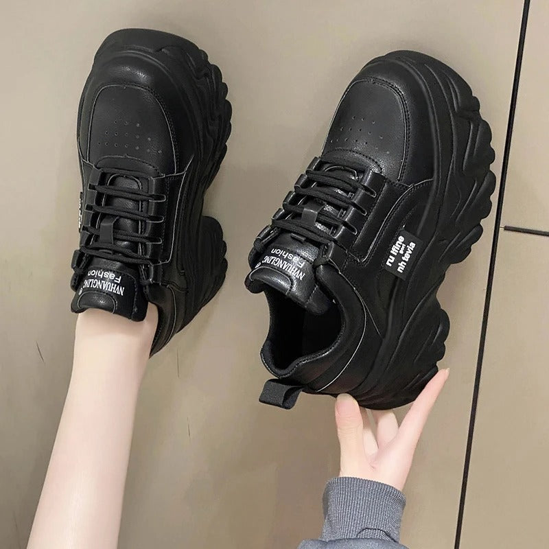 Sneakers plateforme femme, confort et style. Design audacieux, semelle épaisse.