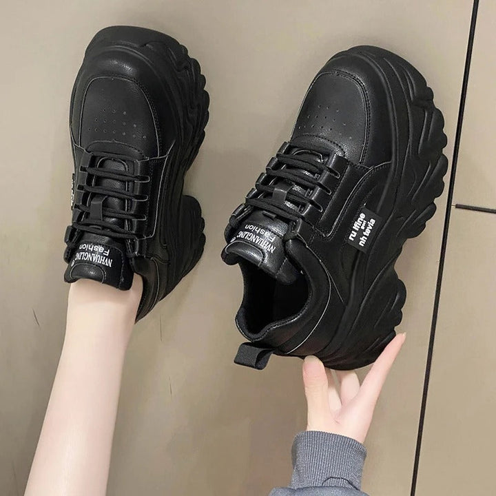 Sneakers plateforme femme, confort et style. Design audacieux, semelle épaisse.