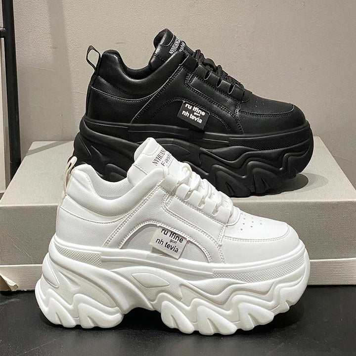 Sneakers plateforme femme, confort et style. Design audacieux, semelle épaisse.