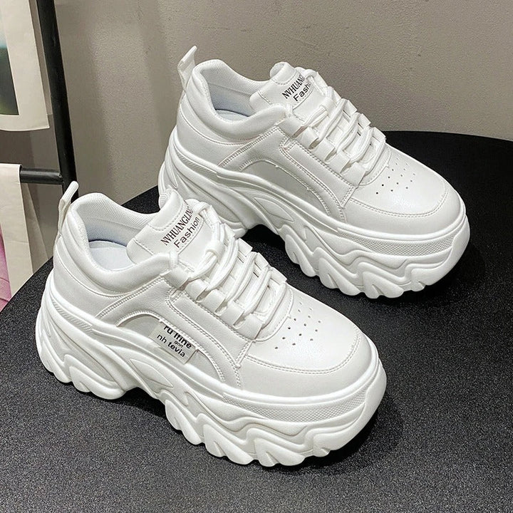 Sneakers plateforme femme, confort et style. Design audacieux, semelle épaisse.