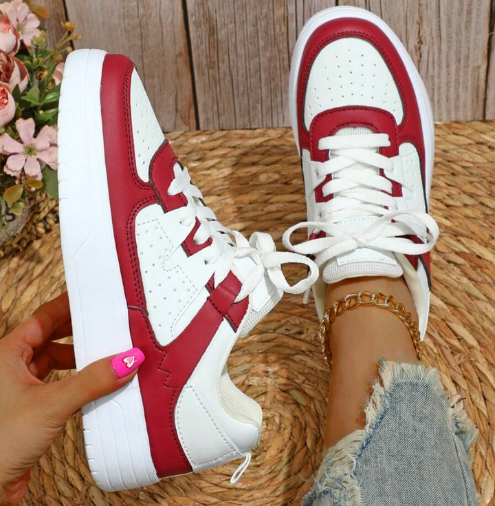 "Sneakers Sylviane femme multicolores avec motifs animaliers, confortables, idées audacieuses en bleu, jaune, noir et rouge."