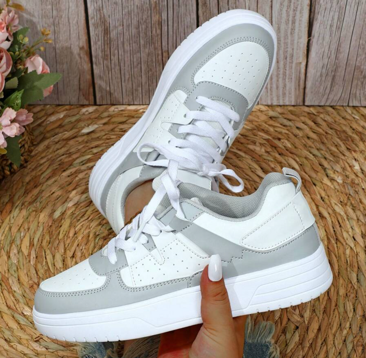 "Sneakers Sylviane femme multicolores avec motifs animaliers, confortables, idées audacieuses en bleu, jaune, noir et rouge."