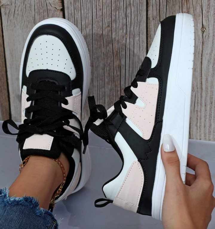 "Sneakers Sylviane femme multicolores avec motifs animaliers, confortables, idées audacieuses en bleu, jaune, noir et rouge."