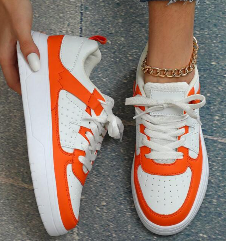 "Sneakers Sylviane femme multicolores avec motifs animaliers, confortables, idées audacieuses en bleu, jaune, noir et rouge."