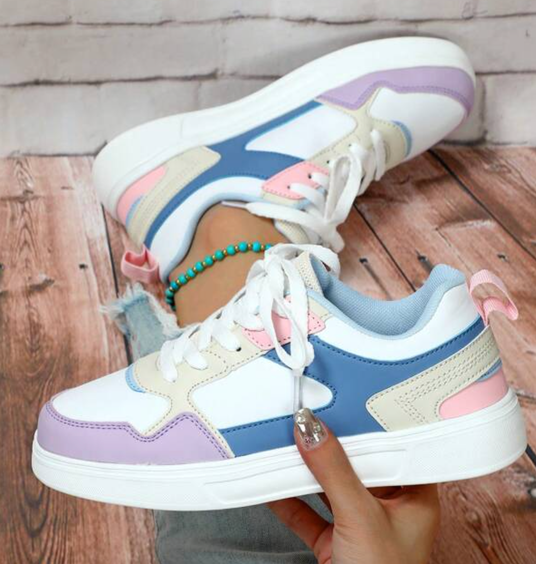 "Sneakers Sylviane femme multicolores avec motifs animaliers, confortables, idées audacieuses en bleu, jaune, noir et rouge."