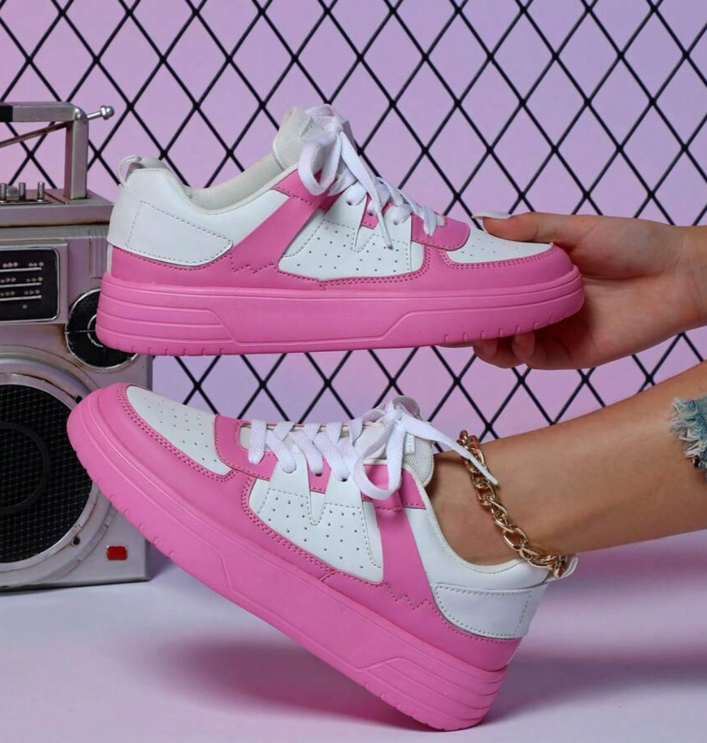 "Sneakers Sylviane femme multicolores avec motifs animaliers, confortables, idées audacieuses en bleu, jaune, noir et rouge."