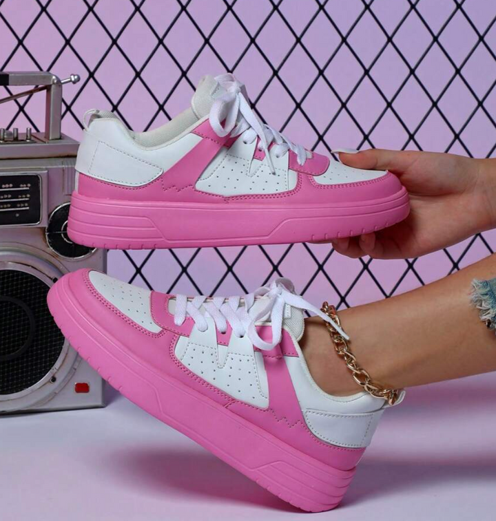 "Sneakers Sylviane femme multicolores avec motifs animaliers, confortables, idées audacieuses en bleu, jaune, noir et rouge."