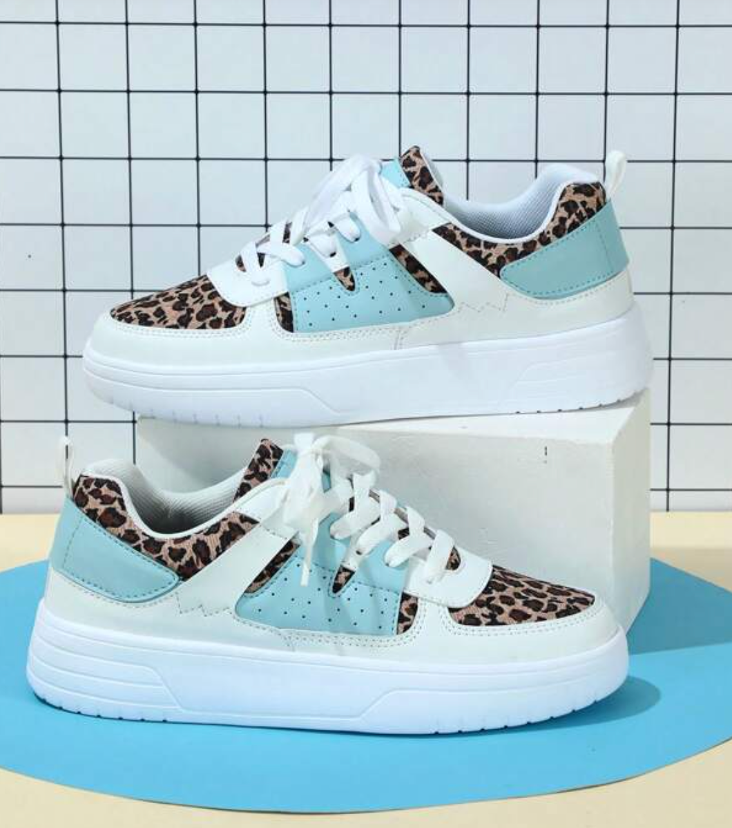 "Sneakers Sylviane femme multicolores avec motifs animaliers, confortables, idées audacieuses en bleu, jaune, noir et rouge."