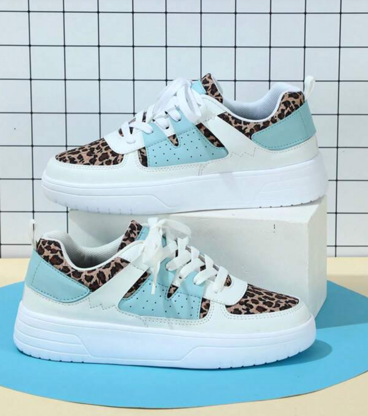 "Sneakers Sylviane femme multicolores avec motifs animaliers, confortables, idées audacieuses en bleu, jaune, noir et rouge."