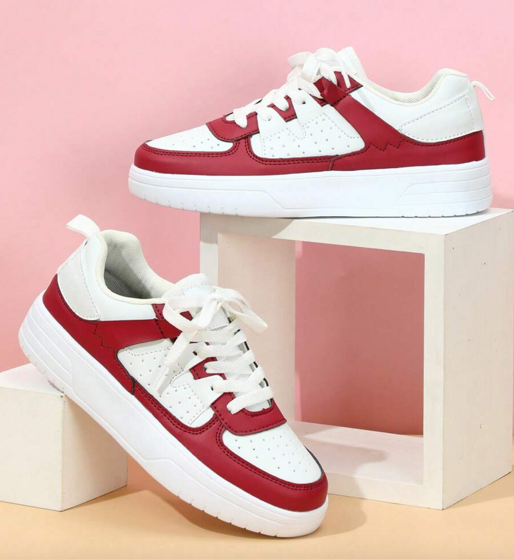 "Sneakers Sylviane femme multicolores avec motifs animaliers, confortables, idées audacieuses en bleu, jaune, noir et rouge."