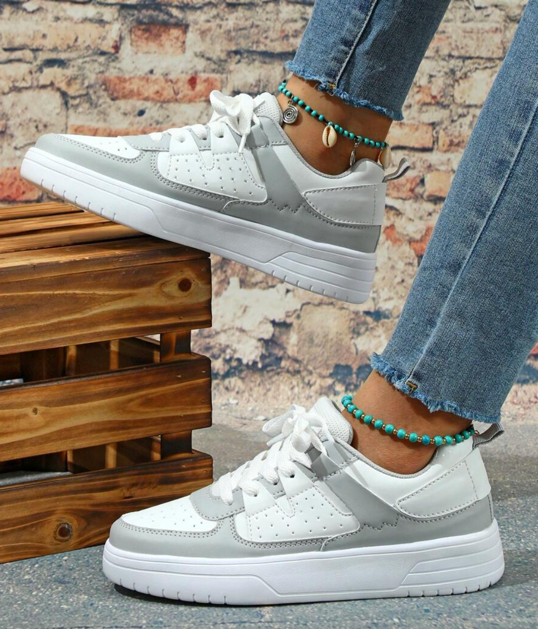 "Sneakers Sylviane femme multicolores avec motifs animaliers, confortables, idées audacieuses en bleu, jaune, noir et rouge."