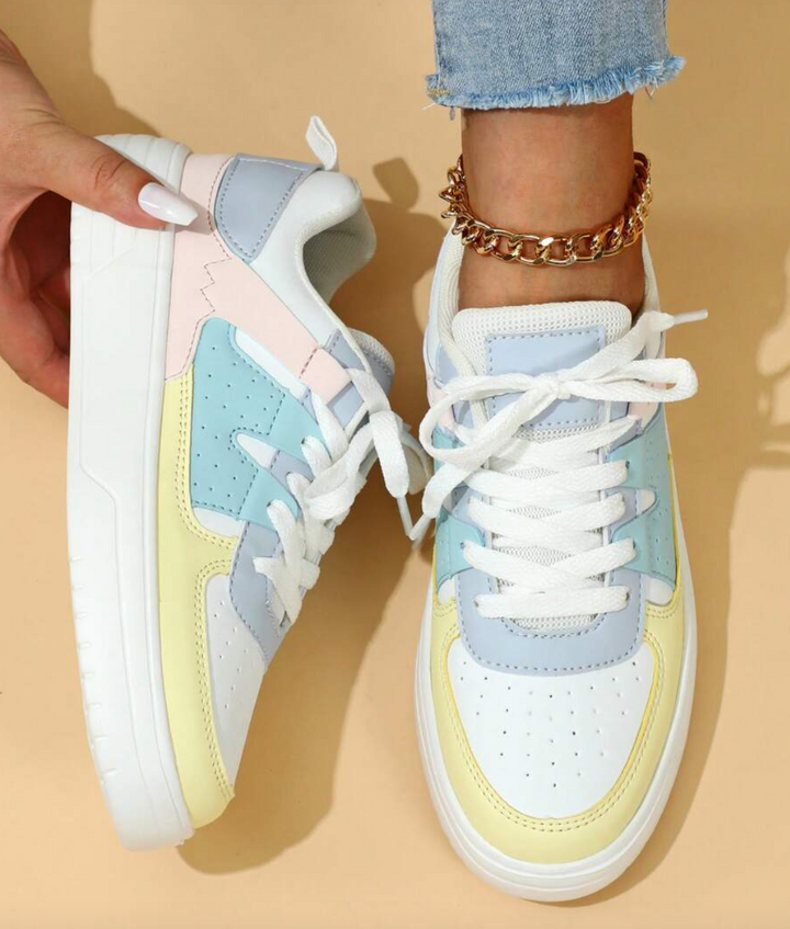 "Sneakers Sylviane femme multicolores avec motifs animaliers, confortables, idées audacieuses en bleu, jaune, noir et rouge."