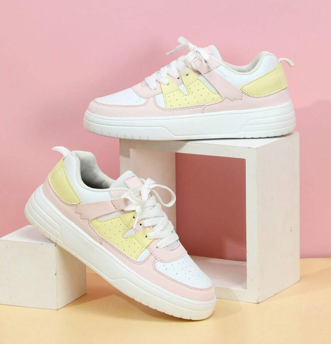 "Sneakers Sylviane femme multicolores avec motifs animaliers, confortables, idées audacieuses en bleu, jaune, noir et rouge."