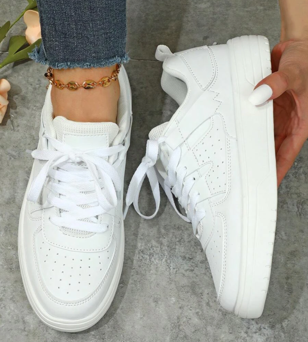 "Sneakers Sylviane femme multicolores avec motifs animaliers, confortables, idées audacieuses en bleu, jaune, noir et rouge."