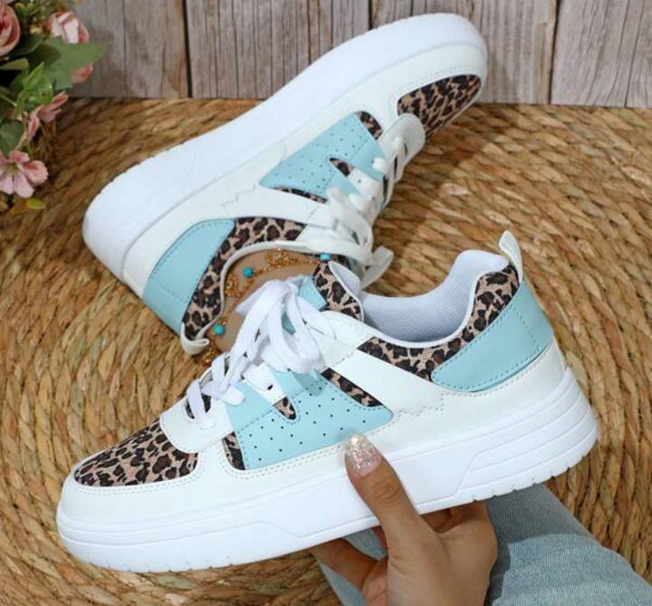 "Sneakers Sylviane femme multicolores avec motifs animaliers, confortables, idées audacieuses en bleu, jaune, noir et rouge."