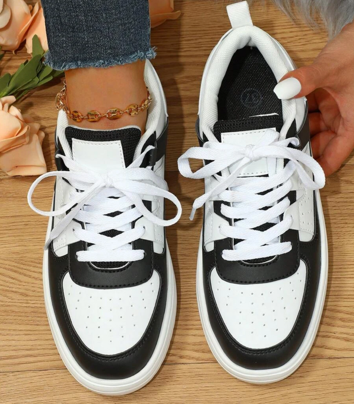 "Sneakers Sylviane femme multicolores avec motifs animaliers, confortables, idées audacieuses en bleu, jaune, noir et rouge."