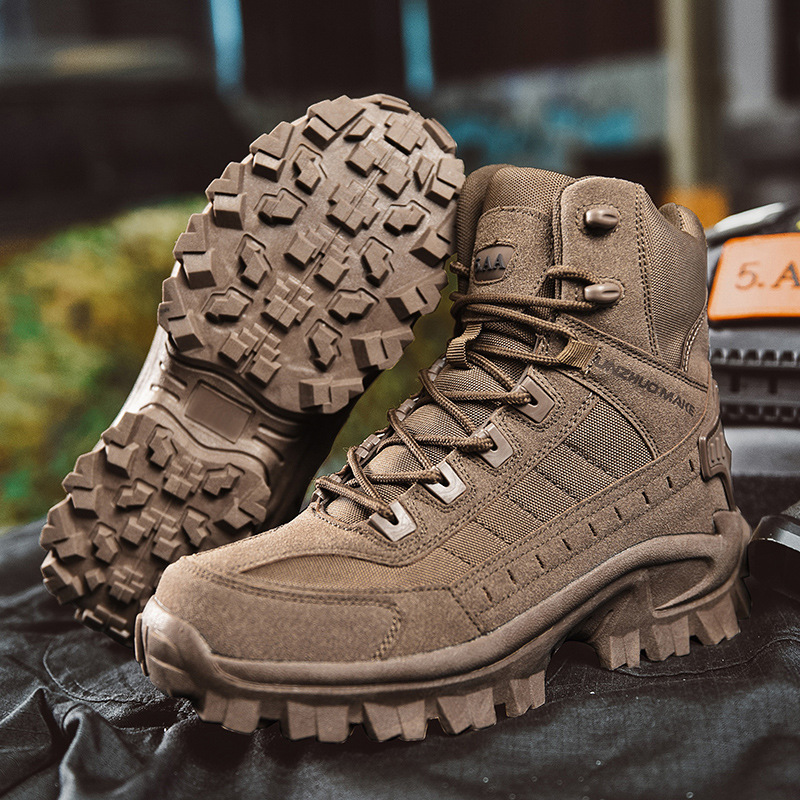 Homme portant des bottes de randonnée imperméables. Confort et protection pour toutes aventures.