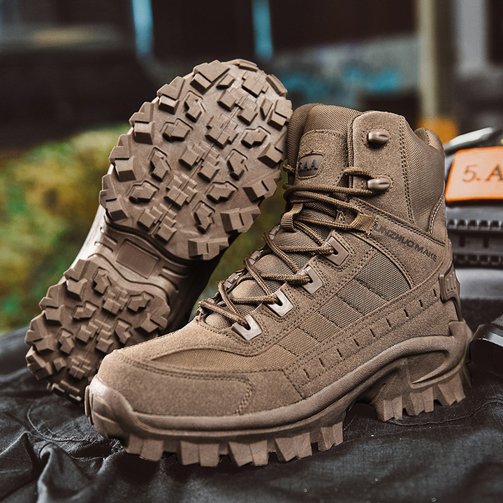 Homme portant des bottes de randonnée imperméables. Confort et protection pour toutes aventures.