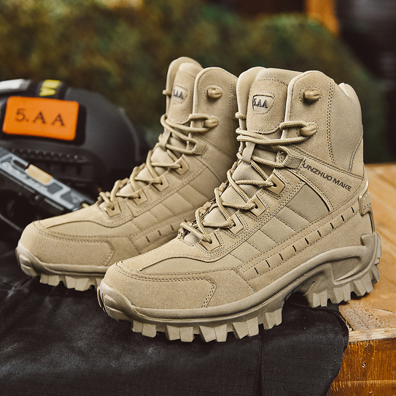 Bottes militaires robustes, parfaites pour hommes actifs. Imperméables, idéales pour l'automne extérieur.