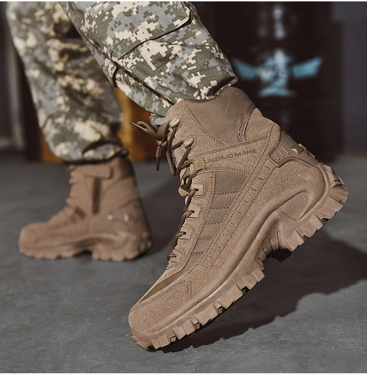 Vue détaillée: bottes militaires hommes imperméables. Matériau résistant pour usage tactique.