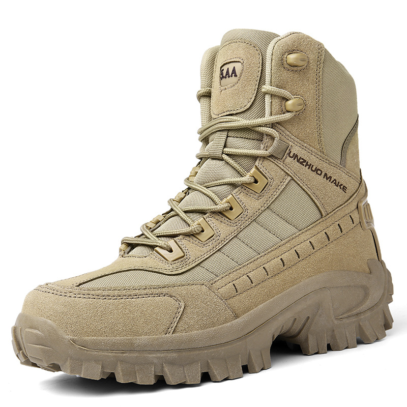 Paire de bottes hommes imperméables. Conçues pour l'extérieur, randonnée et aventure. Anti-dérapantes.