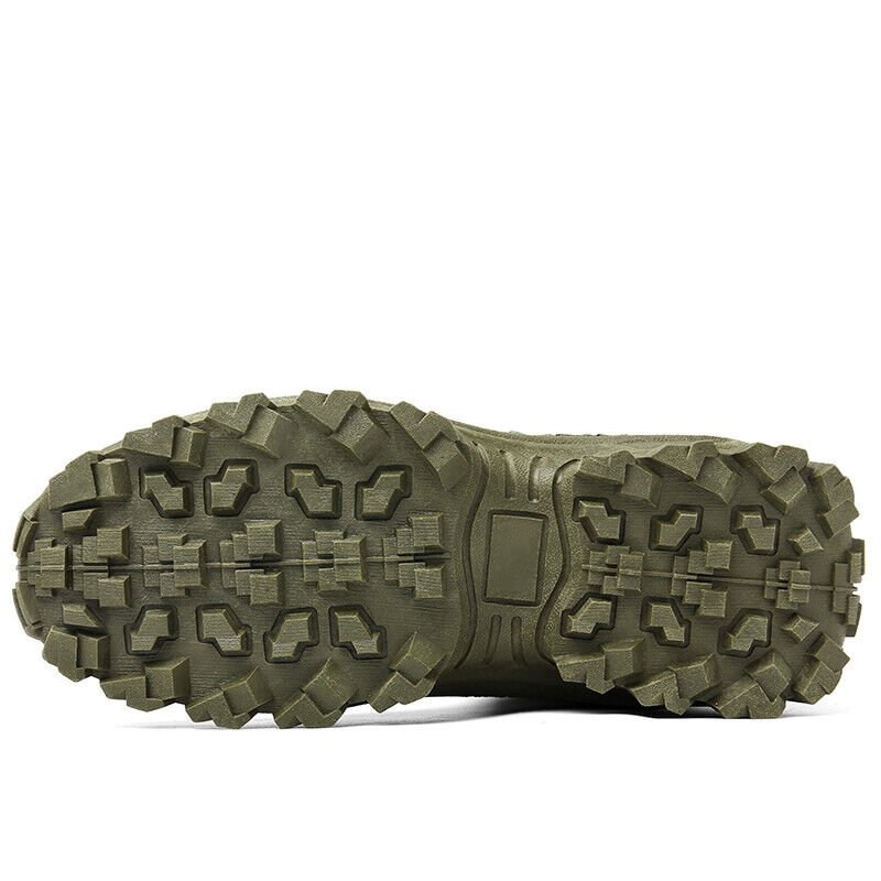 Bottes de marche hommes en milieu naturel. Imperméables, confortables, parfaites pour randonnée automnale.