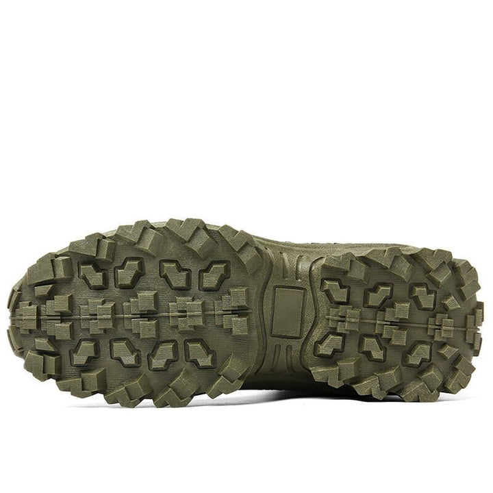 Bottes de marche hommes en milieu naturel. Imperméables, confortables, parfaites pour randonnée automnale.