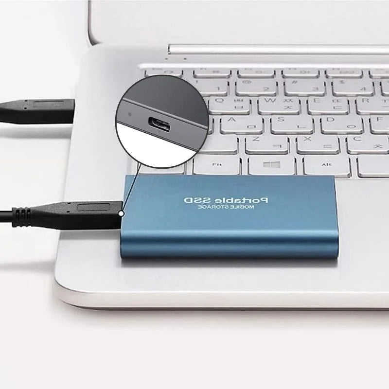 "SSD externe ultra-rapide USB-C 1TB-16TB en aluminium robuste, vue frontale, idéal pour gamers et professionnels."