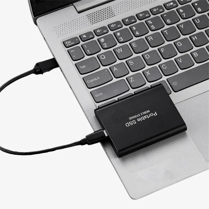 "SSD externe ultra-rapide USB-C 1TB-16TB en aluminium robuste, vue frontale, idéal pour gamers et professionnels."