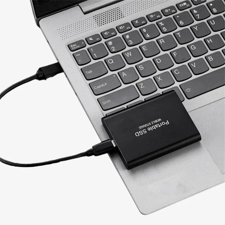 "SSD externe ultra-rapide USB-C 1TB-16TB en aluminium robuste, vue frontale, idéal pour gamers et professionnels."