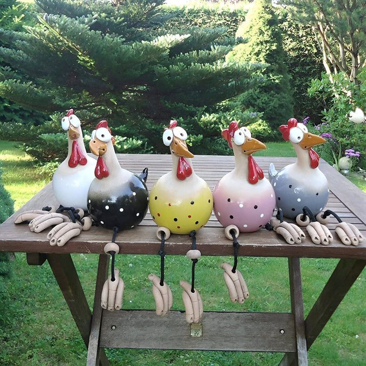 Statue poule résine, grands yeux, déco jardin, style unique.