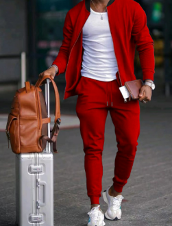 Survêtement homme moderne et confortable, idéal pour un style urbain ou une tenue décontractée polyvalente.