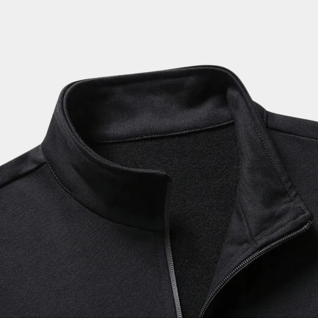 Modèle masculin portant un survêtement zippé. Ensemble sport pour jogging, activités et mode masculine.