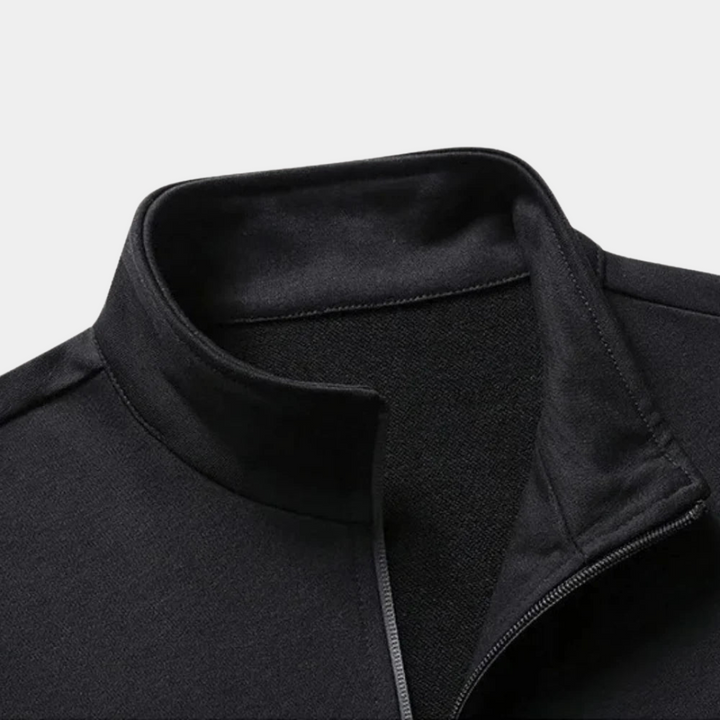 Modèle masculin portant un survêtement zippé. Ensemble sport pour jogging, activités et mode masculine.