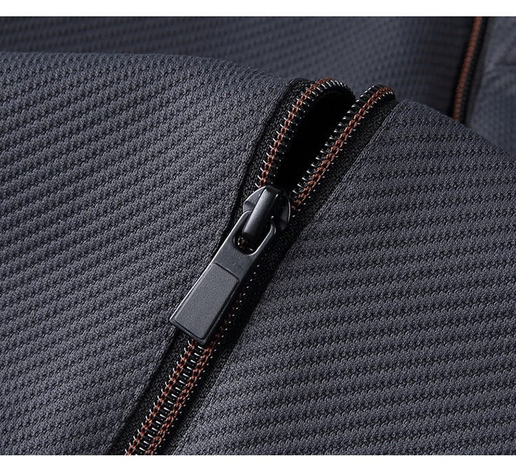 Look athlétique homme: survêtement ajusté noir/bleu, veste zippée moderne et pantalon sport décontracté.