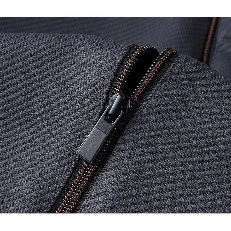 Détail du design du survêtement homme premium : capuche ajustable, coupe moderne, offrant style et fonctionnalité.