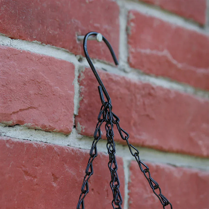 "Suspension à chaînes robuste pour plantes en métal, idéale pour pots de fleurs, décore élégamment jardin et balcon."